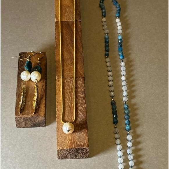 Turquoise & Cultured Pearl feather Fish hook earrings - Picture 4 of 6